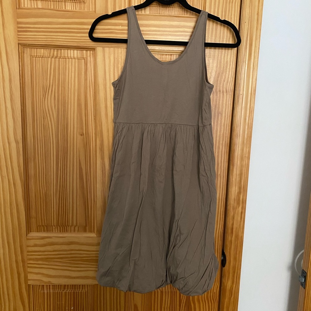 Women’s dress in 100% Pima cotton.